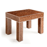 mesa com estrutura de acrílico transparente e o interior preenchido com sobras de madeira tratada.
